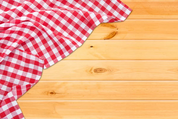 赤い格子縞のテーブル クロスと古いヴィンテージの木製のテーブル。トップ ビューのモックアップ. — ストック写真