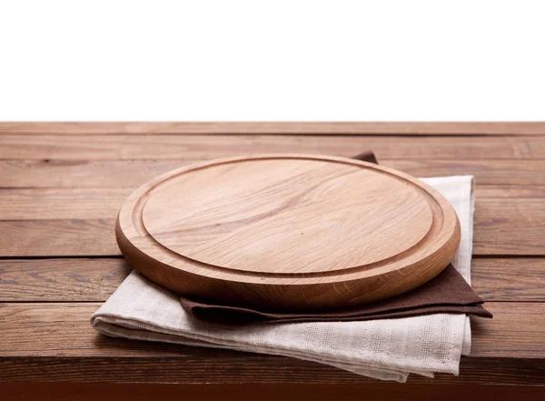Піца дошка, з серветкою на дерев'яному столі ізольовані. Макет верхнього перегляду — стокове фото