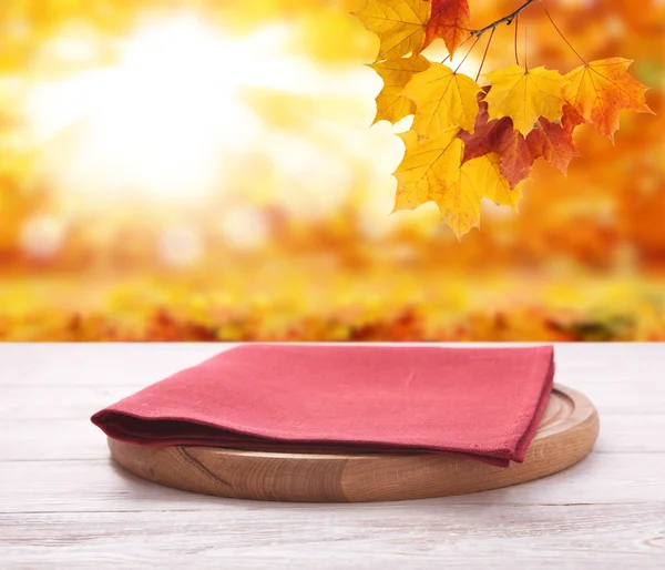 木製の机の上のタオルでピザ板。秋の背景。平面図のモックアップです。選択と集中. — ストック写真