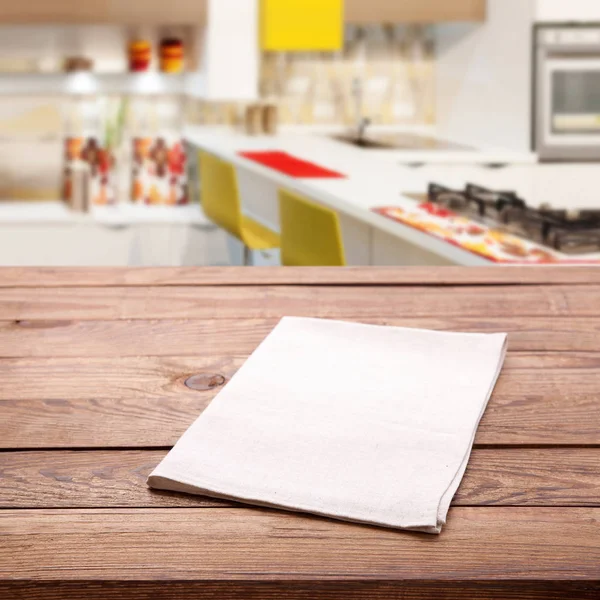 Mantel sobre la mesa y cocina fondo borroso interior —  Fotos de Stock