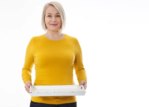 Cocina mujer da bandeja vacía para sus productos publicitarios aislados sobre fondo blanco. Mock up para su uso — Foto de Stock