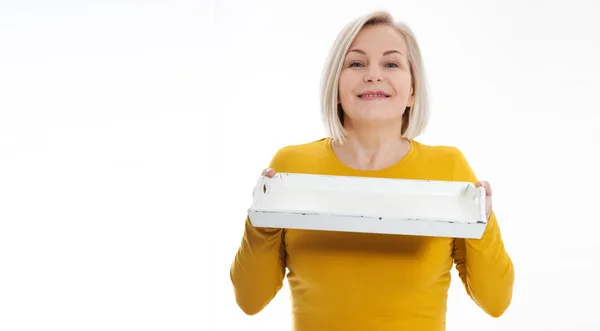 Keuken vrouw geeft lege lade voor uw reclame producten geïsoleerd op witte achtergrond. Mock up voor gebruik — Stockfoto