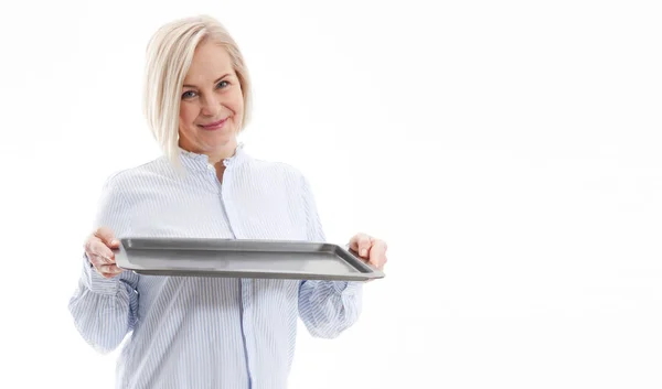 Mulher da cozinha dá bandeja vazia para seus produtos publicitários isolados no fundo branco. Preparar para utilização — Fotografia de Stock