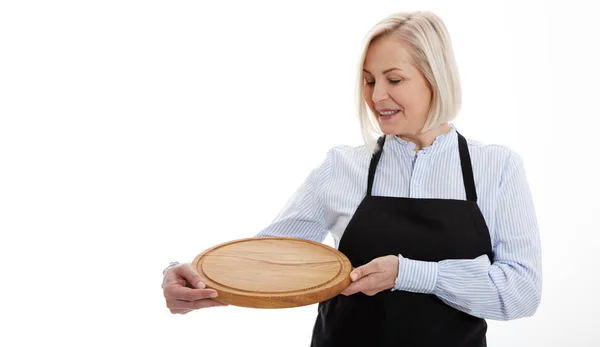 Mulher atraente dá placa de pizza vazia para seus produtos publicitários isolados em fundo branco. Preparar para utilização — Fotografia de Stock