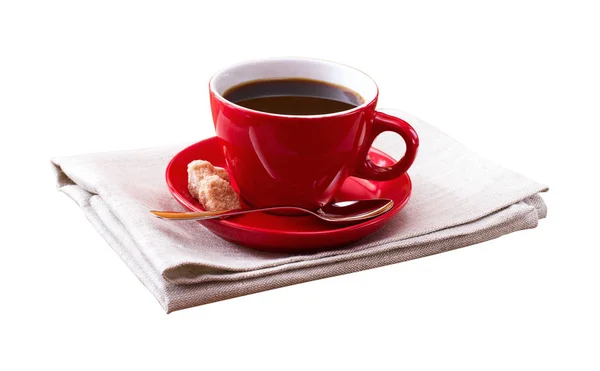 Xícara vermelha de café saboroso no guardanapo, isolado no fundo branco — Fotografia de Stock
