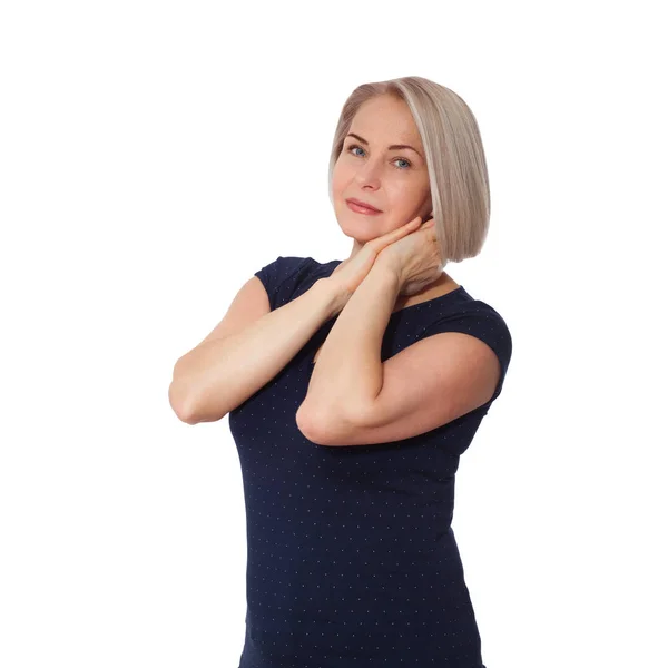 Glückliche Frau, die emotional im Studio posiert. Frau mittleren Alters auf weißem Hintergrund — Stockfoto