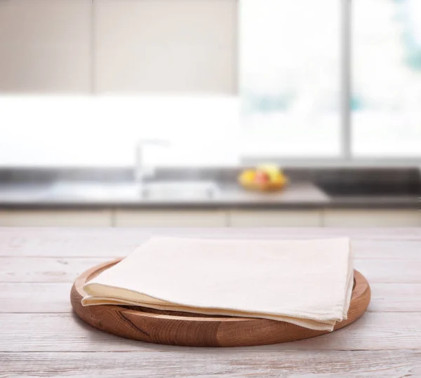 Deska do pizzy pusty z obrus na tle wnętrz i kuchenna — Zdjęcie stockowe