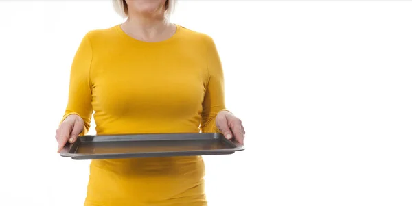 Mulher da cozinha dá bandeja vazia para seus produtos publicitários isolados no fundo branco. Preparar para utilização — Fotografia de Stock
