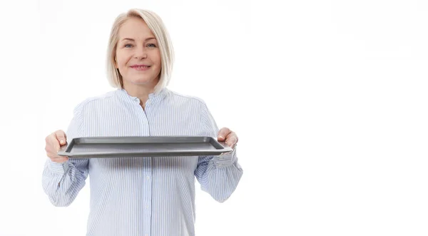 요리하는 여자는 흰 배경에 따로 떼어 놓은 광고 제품에 대해 빈방을 제공 한다. 사용하기 위해 양말을 신는다 — 스톡 사진