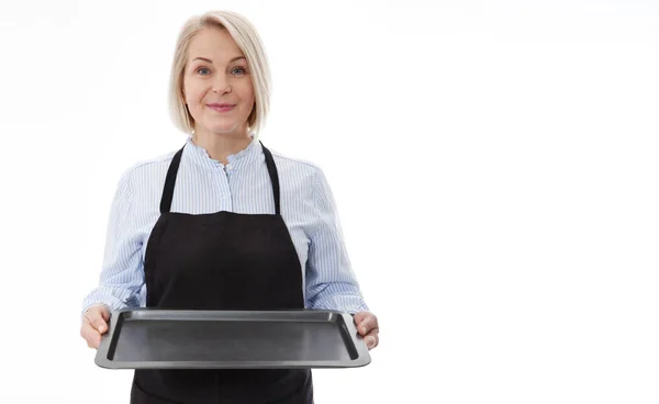 Mulher da cozinha dá bandeja vazia para seus produtos publicitários isolados no fundo branco. Preparar para utilização — Fotografia de Stock