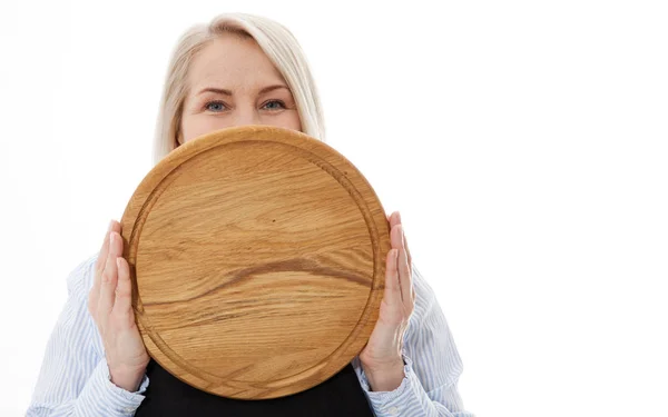 Aantrekkelijke vrouw geeft lege pizza bord voor uw reclame producten geïsoleerd op witte achtergrond. Mock up voor gebruik — Stockfoto