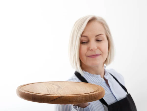 Mujer atractiva da tablero de pizza vacío para sus productos publicitarios aislados sobre fondo blanco. Mock up para su uso — Foto de Stock