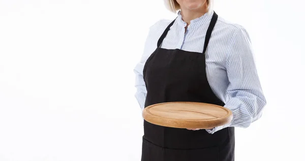 Mulher atraente dá placa de pizza vazia para seus produtos publicitários isolados em fundo branco. Preparar para utilização — Fotografia de Stock