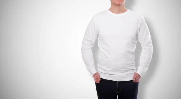 Młody człowiek w bluzy Bluza biały, biały na szarym tle — Zdjęcie stockowe