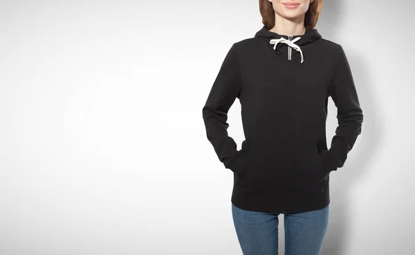 검은 셔츠에 젊은 여자 블랙 후드 전면 보기 흰색 배경에 고립 — 스톡 사진