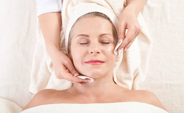 Ansiktsmassage i spa makro. Attraktiv kvinna med blunda tar hudvård. Massage ansikte selektivt fokus. — Stockfoto