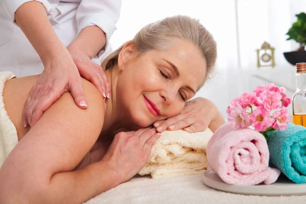 Ansiktsmassage i spa makro. Attraktiv kvinna med blunda tar hudvård. Massage ansikte selektivt fokus. — Stockfoto