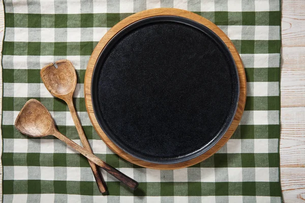 Pizza board, con mantel sobre mesa de madera y fondo de verano. maqueta vista superior — Foto de Stock