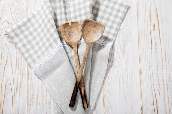 Rutig kökshandduk och köksredskap på Vintage trä bakgrund. Selektivt fokus. Plats för text. — Stockfoto