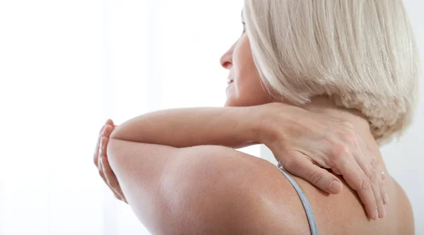 手臂疼痛，肘部疼痛的女人 对人体的痛苦，保健概念. — 图库照片