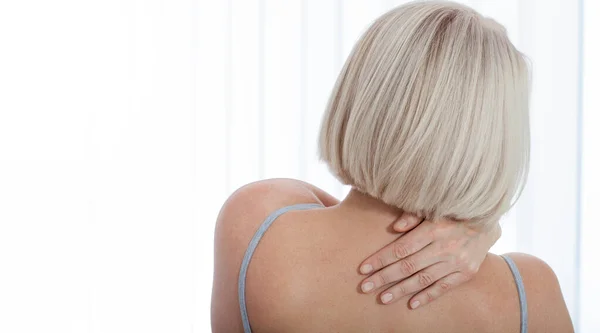 Frau mit Schmerzen in der Schulter. Schmerzen im menschlichen Körper, Gesundheitskonzept. — Stockfoto