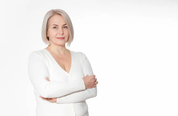 Femme heureuse posant émotionnellement dans un studio. Femme heureuse en pull lumineux jaune sur fond blanc — Photo