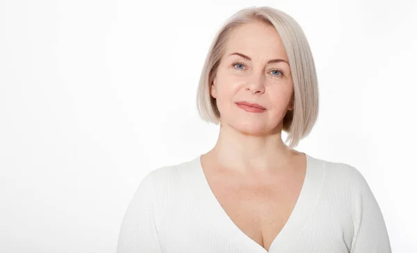 Glückliche Frau, die emotional in einem Studio posiert. glückliche Frau in gelbem hellen Pullover auf weißem Hintergrund — Stockfoto