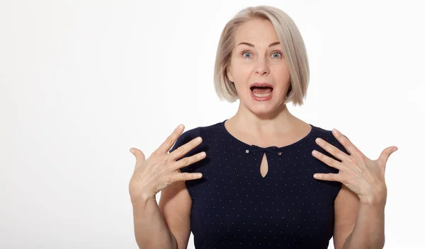 Donna felice emotivamente posa in studio. Donna di mezza età su sfondo bianco — Foto Stock