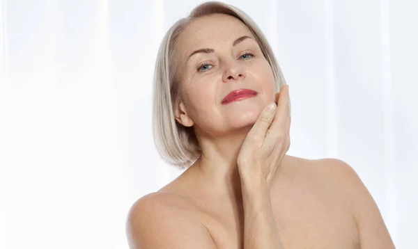 Mulher beleza com pele perfeita Retrato. Injeções de colágeno de cirurgia plástica. Cara de macro. Foco seletivo no rosto. Imagens realistas com suas próprias imperfeições . — Fotografia de Stock