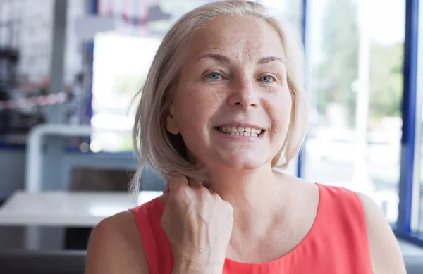 Glad Vacker Medelålders Kvinna Caféet Närbild Ansiktet — Stockfoto