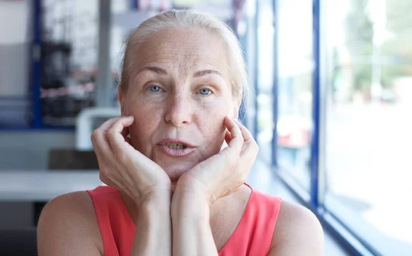 Vacker Medelålders Kvinna Caféet Närbild Ansiktet — Stockfoto