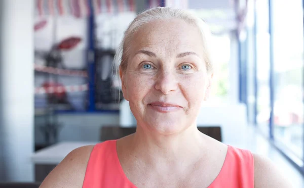 Glad Vacker Medelålders Kvinna Caféet Närbild Ansiktet — Stockfoto