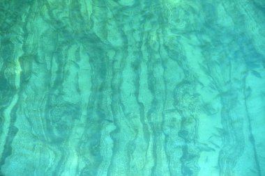 Bir dağ nehrinin dibi.