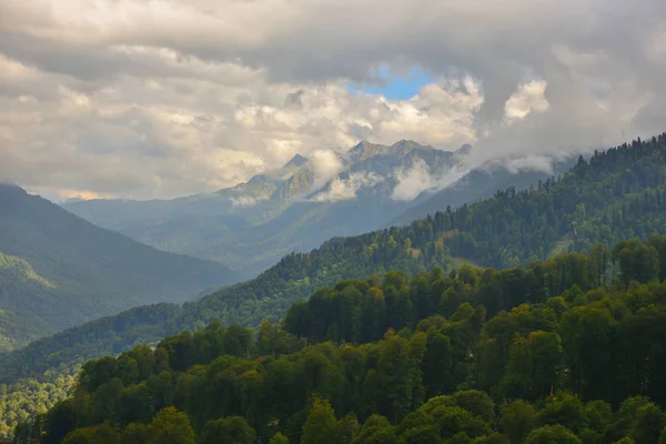 Automne dans les montagnes du Caucase. — Photo