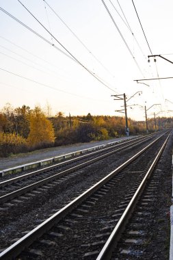 Uzağa uzanan raylar.