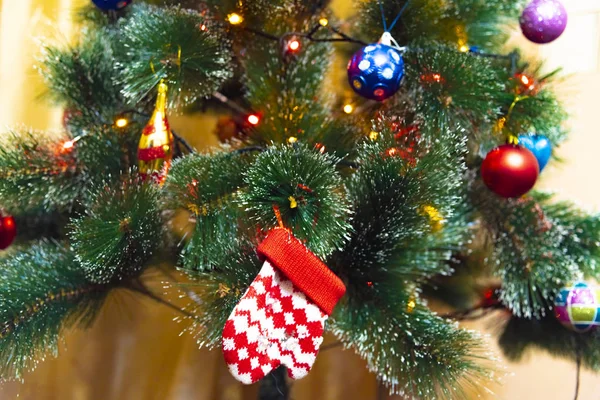 Árvore de Natal decorada com brinquedos . — Fotografia de Stock