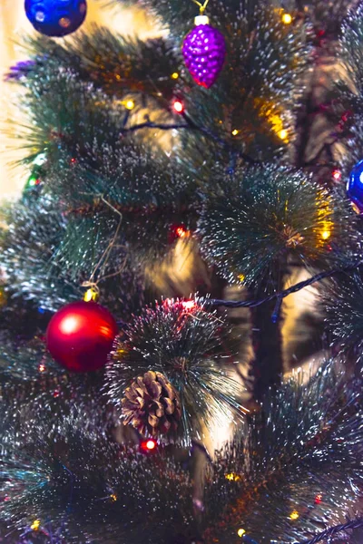 Χριστουγεννιάτικο δέντρο στολισμένο με παιχνίδια. — Φωτογραφία Αρχείου