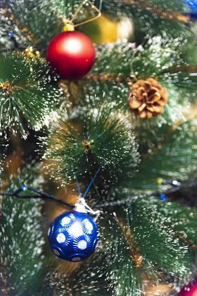 Árbol de Navidad decorado con juguetes . Fotos De Stock