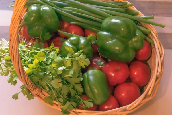 Basket Tomatoes Bell Peppers Onions Parsley Salad Close — Stock Photo, Image