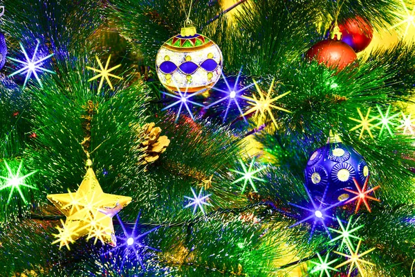 Χριστουγεννιάτικο Δέντρο Διακοσμημένο Για Χριστούγεννα Και Την Πρωτοχρονιά Χριστουγεννιάτικο Δέντρο — Φωτογραφία Αρχείου