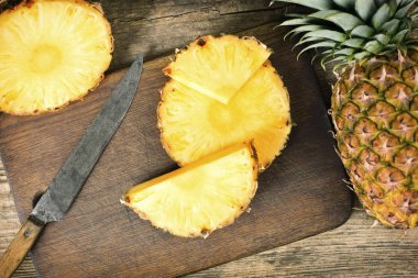 ananas ahşap üzerine dilimlenmiş