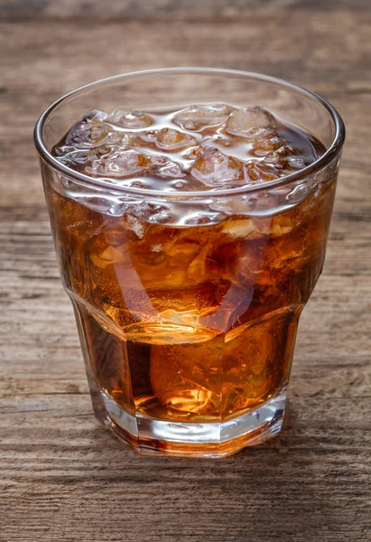 Buzlu bir bardak kola.