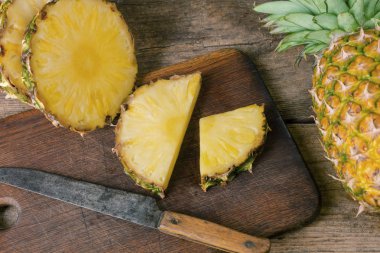 ananas ahşap üzerine dilimlenmiş