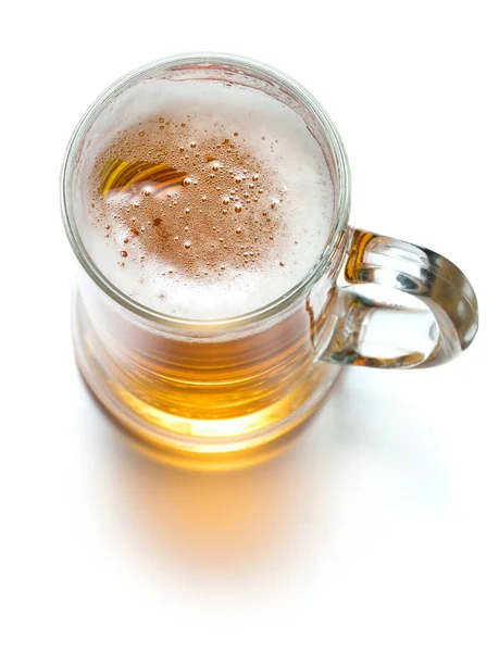 白に隔離されたビールのグラスは — ストック写真