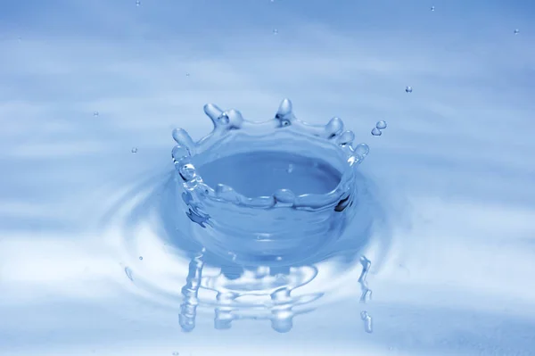 Droplet splash on water surface — Stock Photo, Image