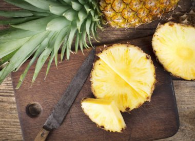 ananas ahşap üzerine dilimlenmiş