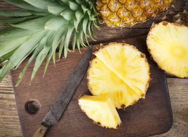 ananas ahşap üzerine dilimlenmiş