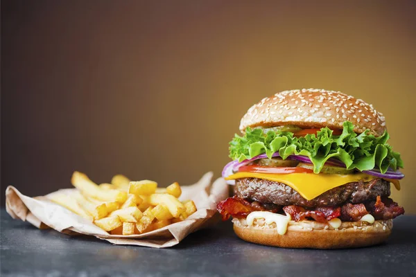 Hambúrguer fresco com batatas fritas — Fotografia de Stock