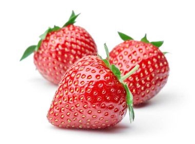 Çilek beyazda izole edilmiş