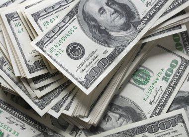 yüz dolar not yığınını 